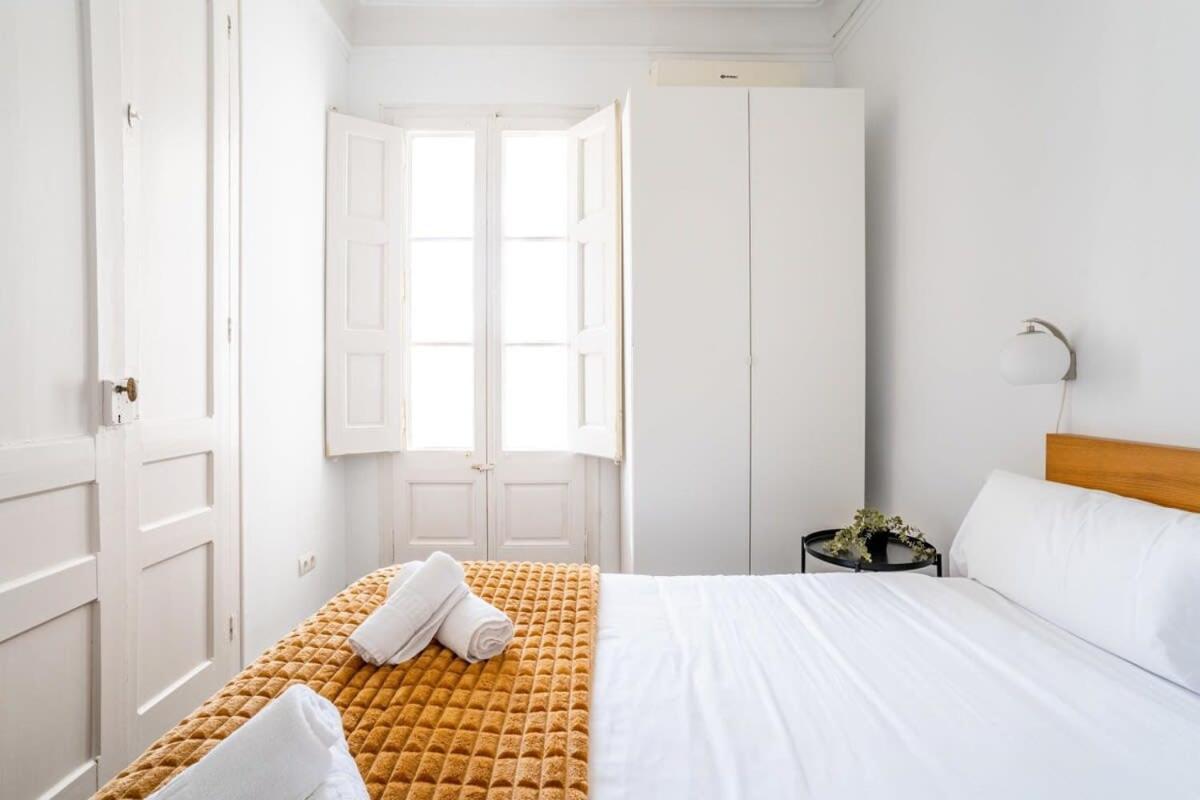 Gran Via Historic Catalan 4bd Only For Families Or Business Groups Appartamento